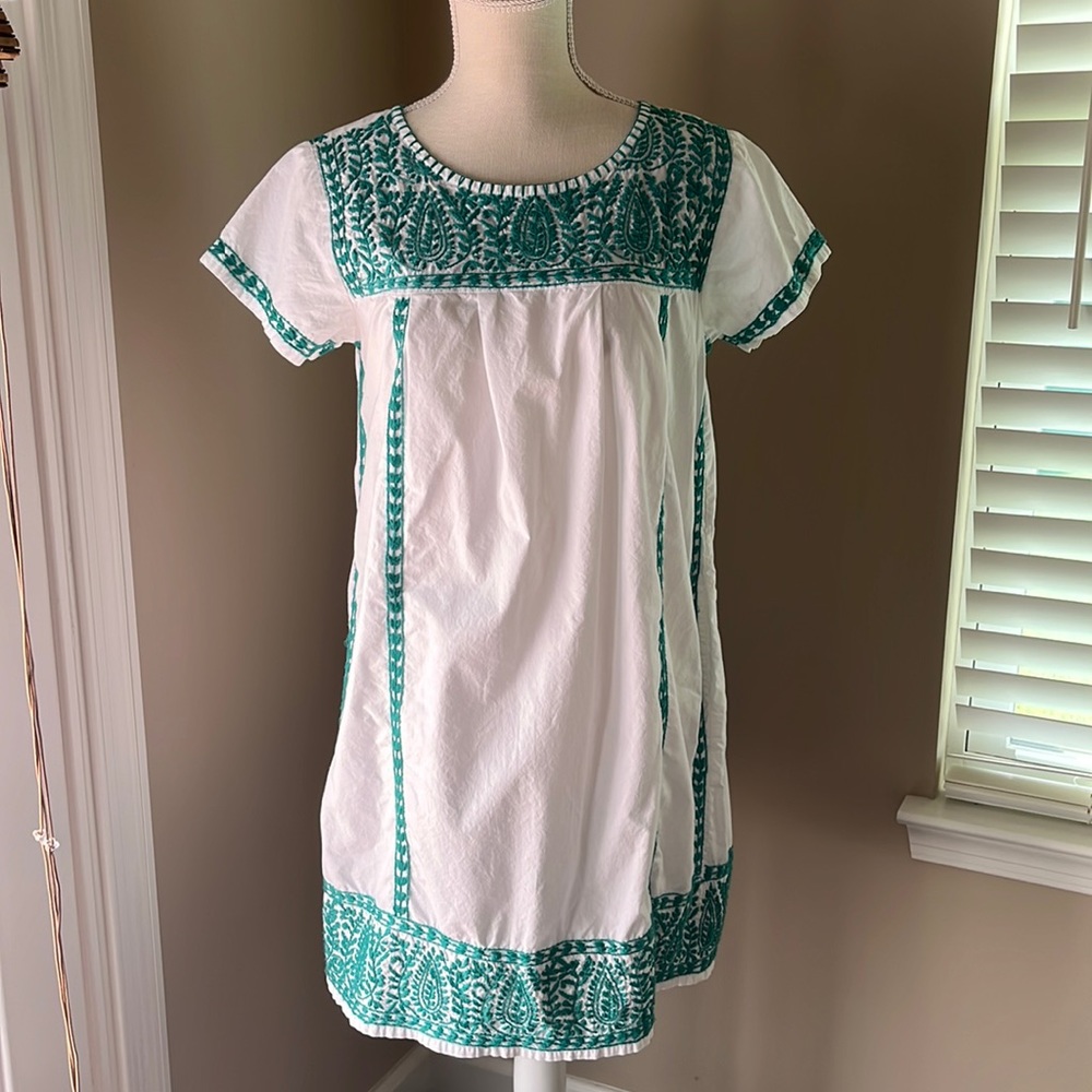 House of Pom Knee Length Short Sleeve White Dress with Green Appliqué Size S